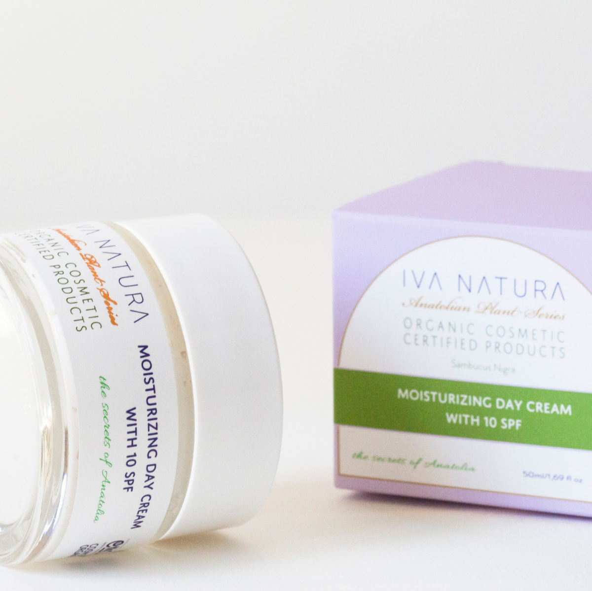 Moisturizing day cream with sun protection  made from all  natural and chemical free ingredients